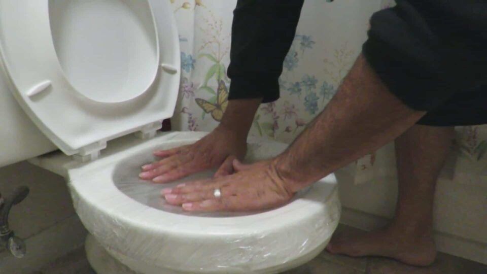 Vaso sanitário entupido com pano