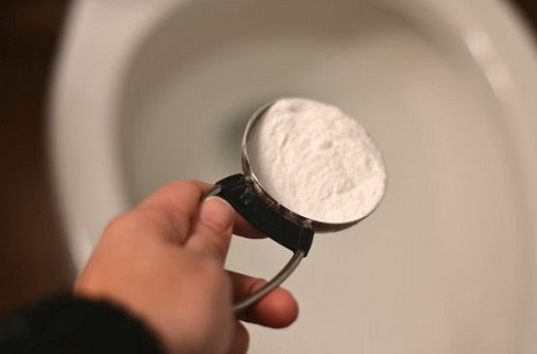 Desentupir pia com soda caustica