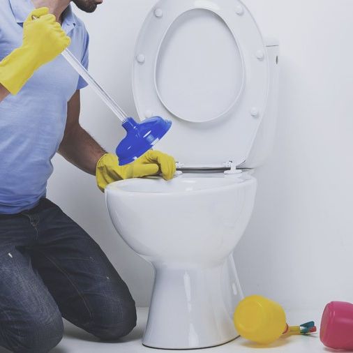 Como desentupir vaso sanitário com pressão